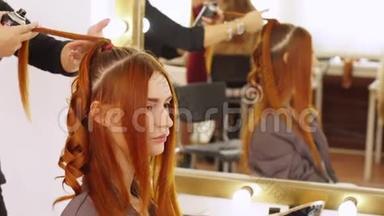 发型师的女人为模特的女孩做卷发。 师傅准备模型头发